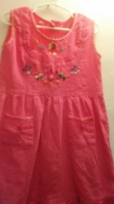 Vestido bordado 100% algodón hecho a mano para una niña de 6 años. Foto 1 de 2