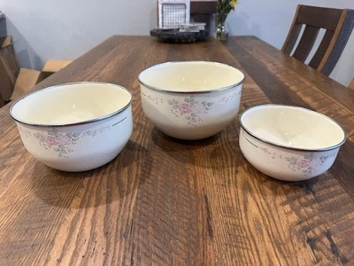 Conjunto de 3 tigelas de mistura de esmalte Pfaltzgraff Trousseau Nesting - Imagem 1 de 4