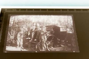 tolles altes Negativ - Soldaten beim Reifenwechsel  - Picture 1 of 1