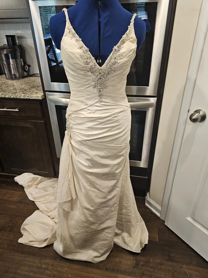 Vestido de novia pequeño crema Alfred Angelo con cuentas sin mangas Foto 1 de 4