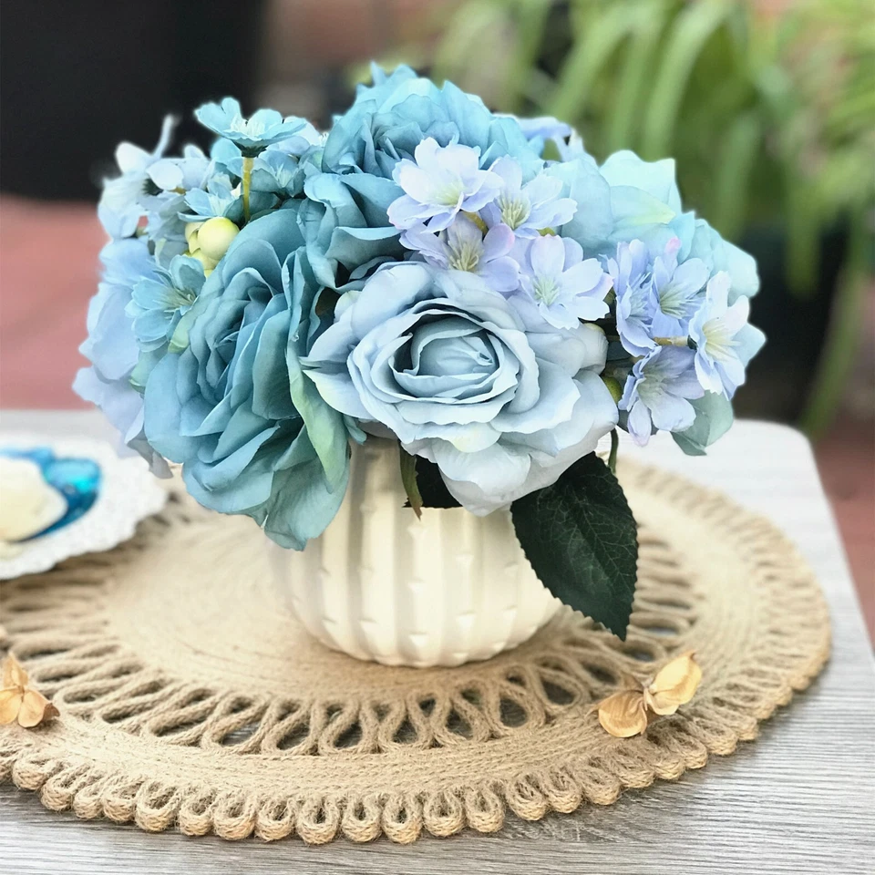 Florero abierto rosa y mezclado en florero de cerámica blanca con agua acrílica Foto 1 de 1