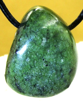 Nephrit   XL  TROPFEN   Anhänger   TROMMELSTEIN     gebohrt     Nr.21 - Bild 1 von 2