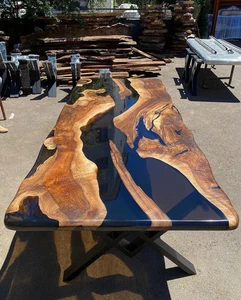 Maßgefertigter schwarzer Epoxid River Esstisch | Handgefertigter Live Edge Holz Küchentisch - Bild 1 von 7