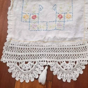 VTG Lace Linen Daisy Flowers Table Runner Dresser Scarf Embroidered Scalloped - Picture 1 of 9