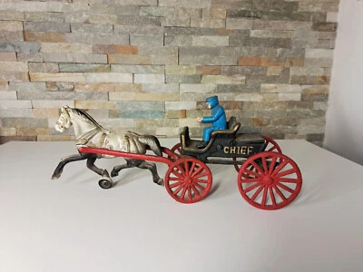 Jouet ancien , voiture hippomobile en fonte de fer polychrome avec cocher - Photo 1/4