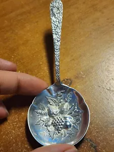 S. Kirk & Son Sterling Silver 5 1/8'' Repousse Berry Spoon Bon Bon Ladle 30 gr - Picture 1 of 4