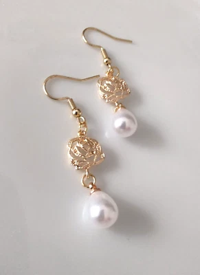 Ohrringe "goldfarbene Blume/Rose mit Perlen-Tropfen (Imitat)", Unikat Handmade🎉 - Bild 1 von 3