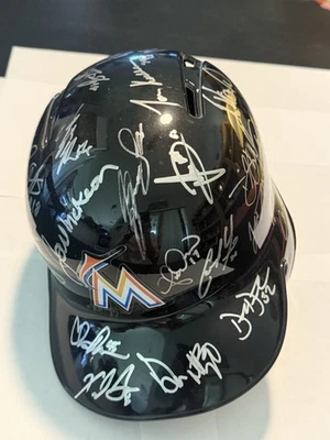 Casco de equipo firmado por los Miami Marlins incluyendo Don Mattingly, Barry Bonds Foto 1 de 4
