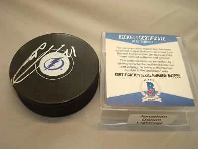 Disco de hockey Jonathan Drouin firmado Tampa Bay Lightning automático. Beckett BAS CERTIFICADO DE AUTENTICIDAD 1A Foto 1 de 3