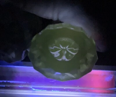 Perilla de puerta de vidrio de uranio vintage - Perilla de 12 puntos BRILLA en luz negra Foto 1 de 4