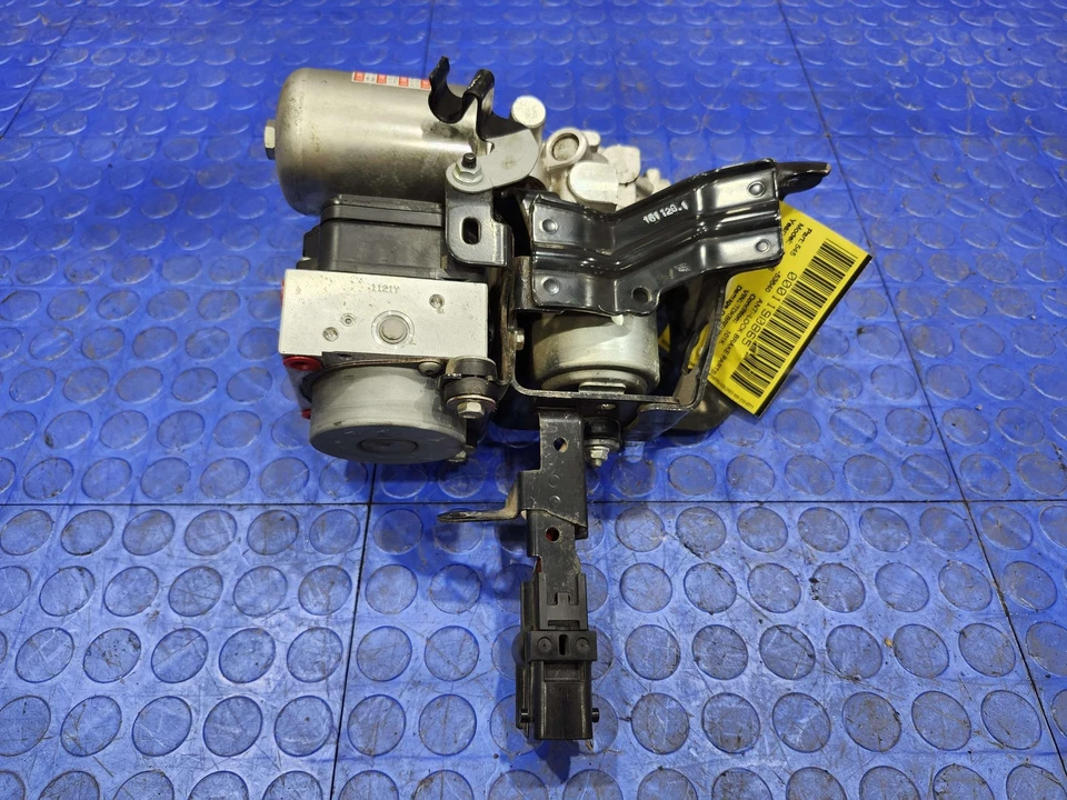 Bomba de refuerzo de freno ABS Toyota Prius 2016-2022 con conjunto de acumulador OEM Foto 1 de 4