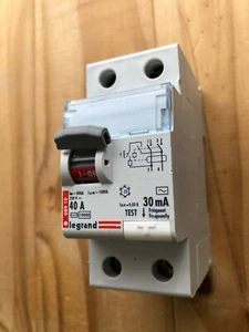 LEGRAND 40A 30MA 08910 2 DOBLE POLO RCD RCCB 230V - Imagen 1 de 2