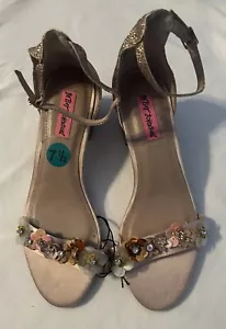 New Betsey Johnson Adalee Gold Glitter Sequin Flower Strap Block Heels~ Sz 7.5 - Picture 1 of 6