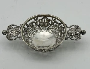 Handled Bon Bon or Nut Dish. English Sterling Silver. Pierced. London 1895 - Picture 1 of 7