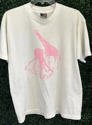 Camiseta De Colección MEJOR Rosa Jirafas Gráfico Puntada Única Adulto Grande - HECHA EN EE. UU. Foto 1 de 4