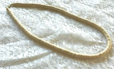 Collar plano con cuentas de plástico diseño concha vintage medidas 22"  Foto 1 de 4
