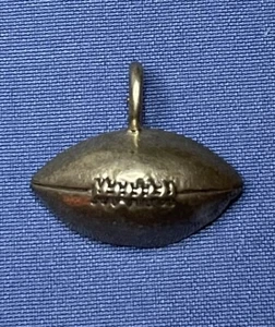 Vintage Sunwest Sterling Silber Halb Fußball Charm/Anhänger •1,5 Gramm• - Bild 1 von 5