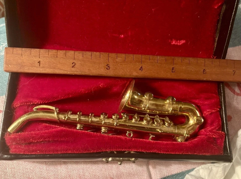 De colección. Réplica de saxofón de latón en miniatura (6,5”) en estuche forrado de terciopelo - Imagen 1 de 4