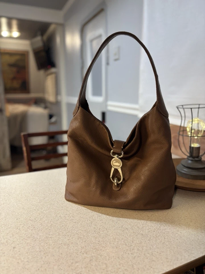 Bolso hobo de hombro con logotipo de bloqueo de cuero caramelo grano guijarro Dooney & Bourke Foto 1 de 4