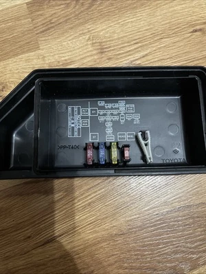 92 93 94 95 96 Lexus ES300 debajo del capó motor relé de fusibles panel caja tapa cubierta superior Foto 1 de 2