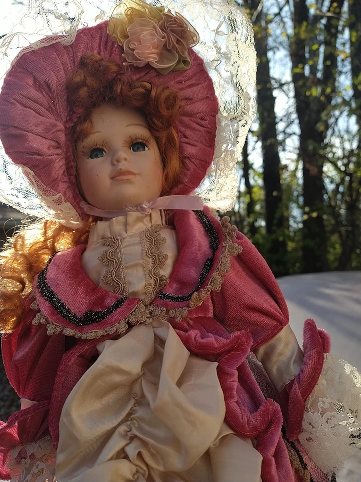Muñeca de porcelana pelo jengibre rosa vestido ojos azules gorro vintage caja de regalo antigua Foto 1 de 4