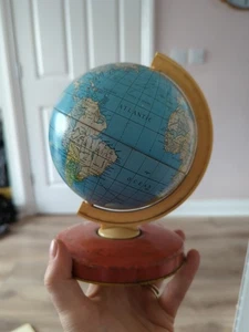 CHAD VALLEY Mappamondo Vintage Piatto Latta Giocattolo Terra Made in England Retrò Altezza 18 cm - Foto 1 di 2