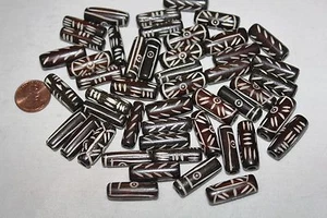 Tubos de hueso marrón tallados de 1" - 48 cuentas por paquete - surtido de 3 a 4 patrones/paquete - Imagen 1 de 2