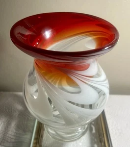Jarrón vintage de vidrio arremolinado rojo y blanco estudio artesanal de 8" de alto - Imagen 1 de 7