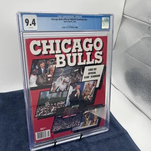 1992-93 Chicago Bulls Official Team Yearbook! CGC Graded 9.4! - Picture 1 of 6