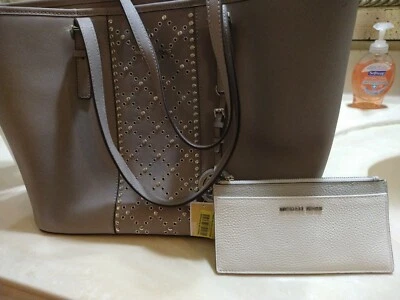 3 Bolsos Michael Kors, 2 Relojes, Portamonedas Tarjeta de Crédito MK Foto 1 de 4