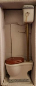 INODORO CON CISTERNA ALTA. MINIATURA CASA DE MUÑECAS. - Imagen 1 de 5