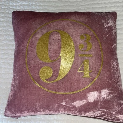 "Almohada Pottery Barn Teen Harry Potter Plataforma 9 3/4 Terciopelo Rosa Dorado 16""" Foto 1 de 4