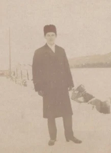 Winterkleidung um 1900-1910 junger Mann verschneite Landschaft Einsamkeit - Bild 1 von 3