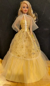2023 Holiday Barbie Puppe 35th Anniversary blond mit Zubehör - Bild 1 von 16