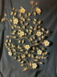 Placa de pared italiana vintage de hierro forjado con flores Tole doradas de mediados de siglo MCM - Imagen 1 de 20