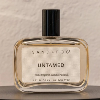 SAND + FOG UNTAMET Eau de Toilette Perfume Melocotón Bergamota Jazmín 2.37 OZ Foto 1 de 4