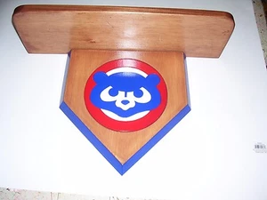 Bobble Heads Chicago Cubs Home Plate Exhibidor Estante Cereza Manchada 18 x 5.5 - Imagen 1 de 4