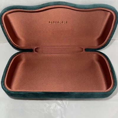 Estuche para gafas Gucci verde de terciopelo y satén con logotipo dorado en relieve Foto 1 de 4