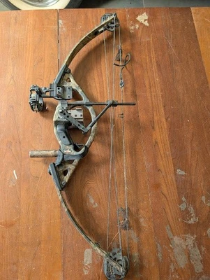 Hoyt Intruder Compound Bow 60-70 lbs w/Accessories! AS IS - Image 1 of 4