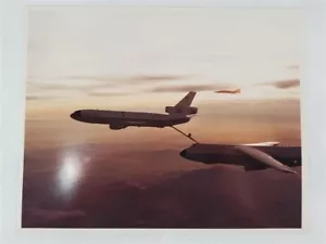 Avión de carga McDonnell Douglas KC-10 petrolero reabastecimiento de combustible C-5 galaxia 8x10 foto de colección - Imagen 1 de 2