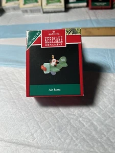 1990 Hallmark Keepsake Miniatura Ornamento Air Babbo Natale in aereo - Foto 1 di 7