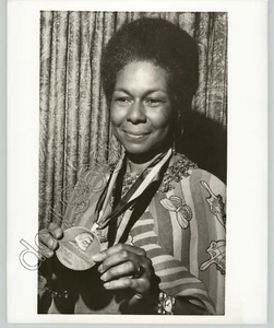 Jackie Robinson Esposa Rachel Sostiene Premio Douglass BÉISBOL NY Foto de Prensa 1973 - Imagen 1 de 2