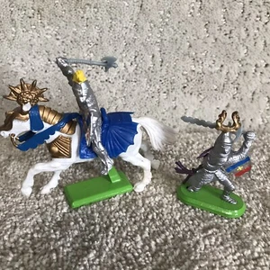 Britain's Knights 1971 White Horse Lot of 2 LTD VTG Battling - Picture 1 of 6