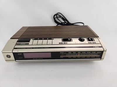 Vintage General Electric GE Digital AM/FM Radio Alarm Clock Desk Model 7-4634B - Image 1 of 4
