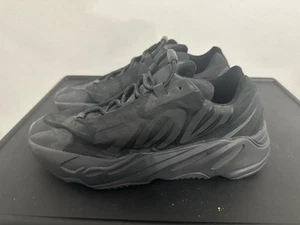 Größe 11 - Adidas Yeezy Boost 700 MNVN Triple Black - Bild 1 von 13