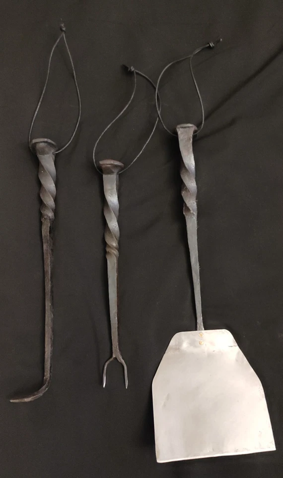 Juego de parrilla de espiga de ferrocarril forjada a mano con una aleta de carne, espátula y tenedor Foto 1 de 1