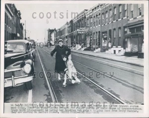 1952 2 Ladies Roller Skate Empty Street of Baltimore Transit Strike Press Photo - Picture 1 of 2