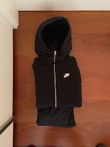 NIKE / TRAININGSANZUG (HOSE & KAPUZEN HOODIE MIT REISSVERSCHLUSS) IN SCHWARZ - Bild 1 von 1