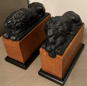 Antikes Buchstützen-Set schlafender Löwe aus Bronze. Kirschholzsockel, Hollywood Regency - Bild 1 von 11