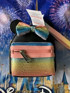 Mini mochila arco iris Minnie Mouse 2020 con lentejuelas Disney Parks Loungefly - Imagen 1 de 5